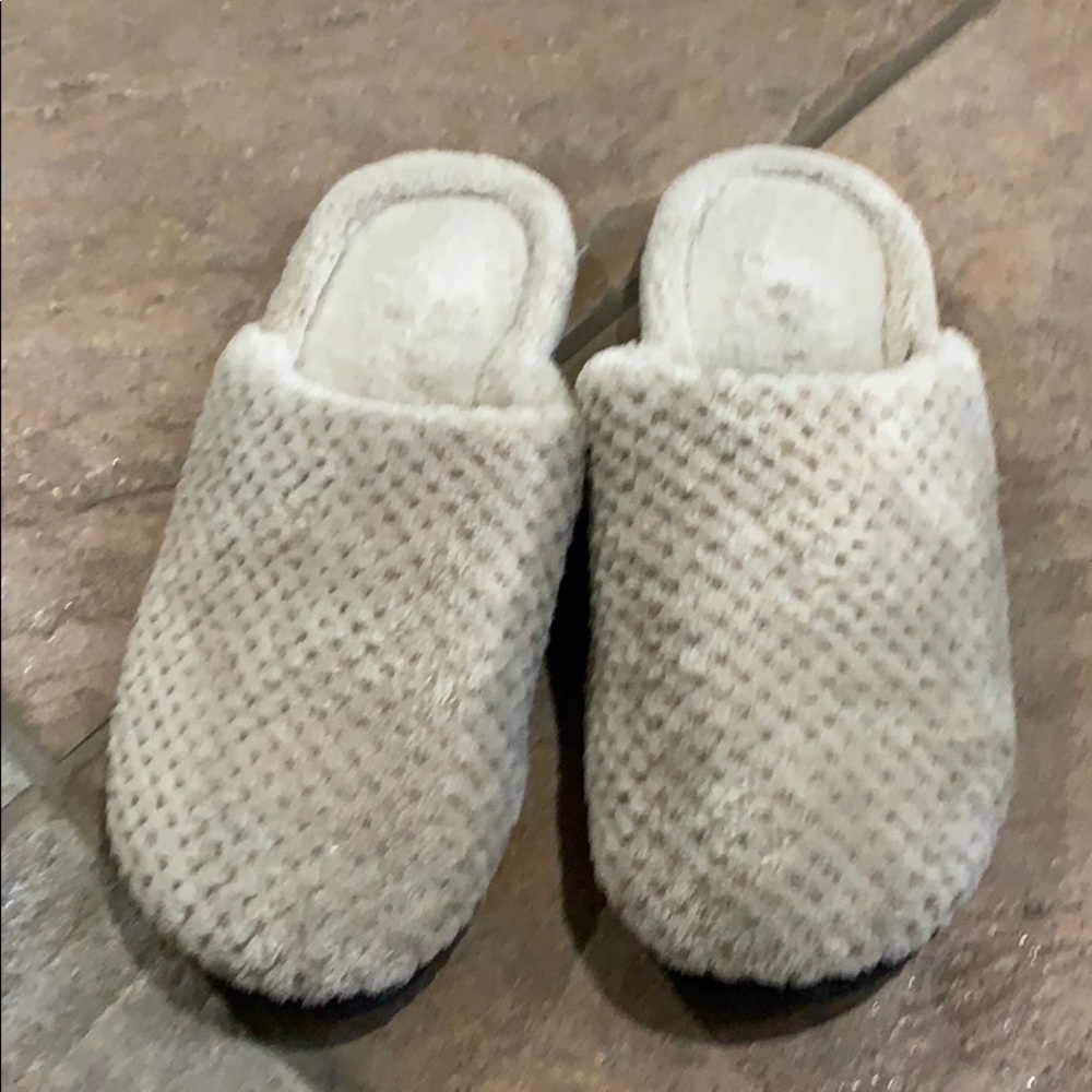 Women’s ISO Spa slippers size 7 like new.